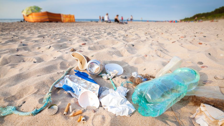 Śmieci na plażach to ogromny problem