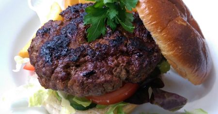 Burgery z mięsa mielonego z wołowiny (95% mięsa, 5% tłuszczu) opiekane na patelni