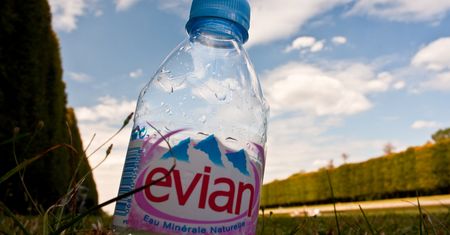 Woda bez gazu w butelce - Evian