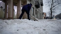 Gdy spada temperatura, oni cierpią najbardziej. "Zaszkodzić może nawet odgarnianie śniegu"