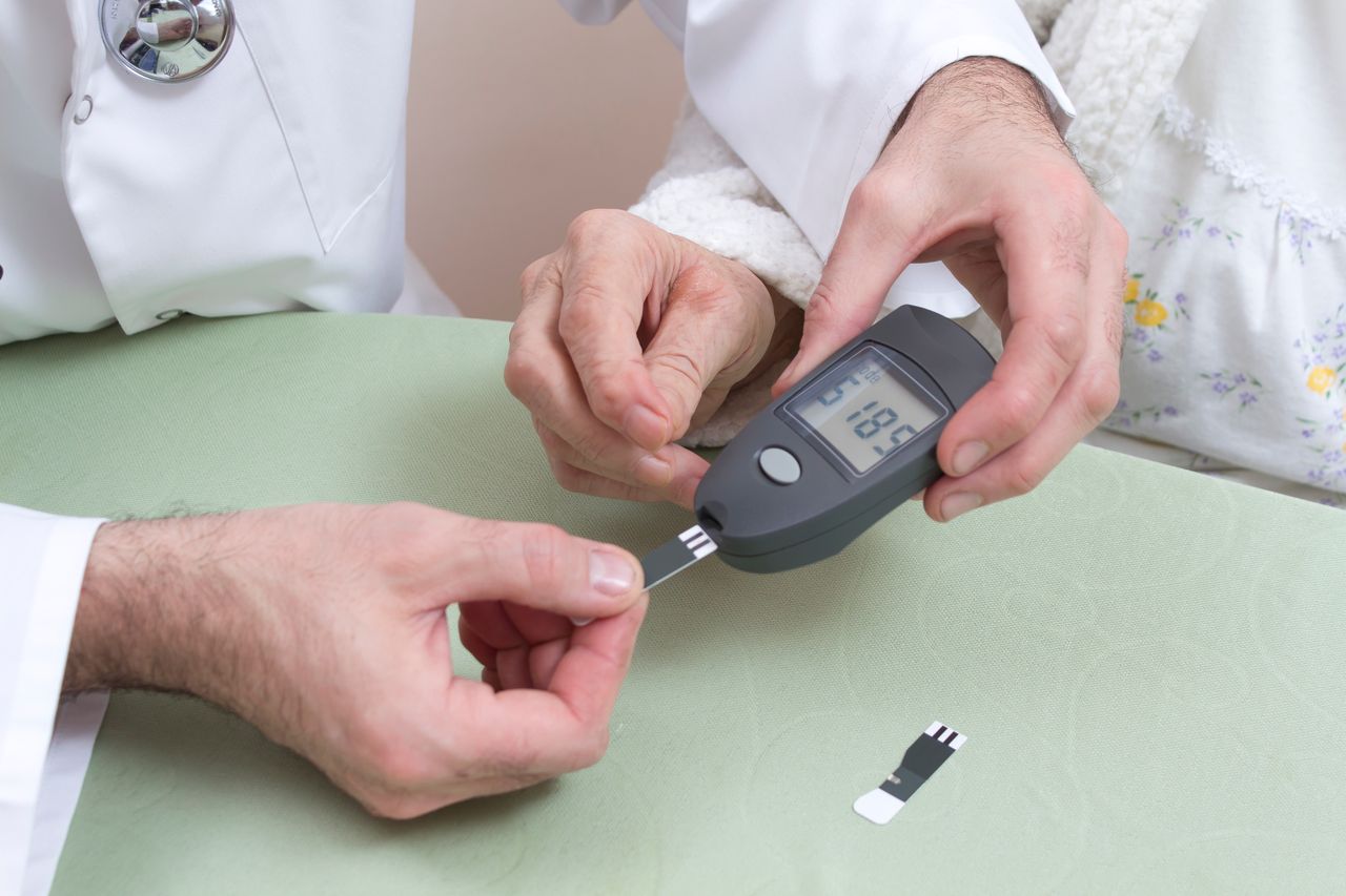 Glukoza z moczu zamiast z krwi? Naukowcy pracują nad optycznym czujnikiem