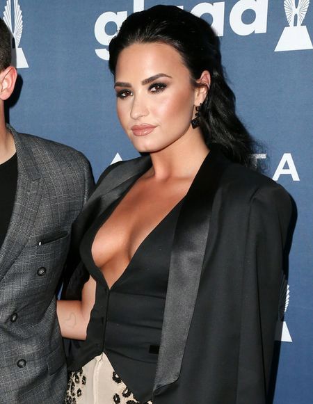 "Słoneczna Sonny": Demi Lovato zachwyciła oszałamiającym dekoltem