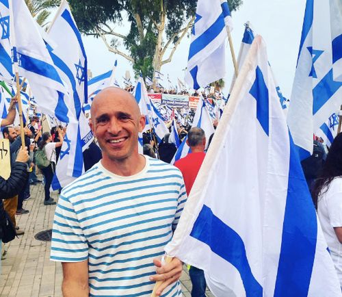 Ori Uzan na proteście przeciwko reformie sądownictwa proponowanej przez izraelski rząd (źródło: Twitter.com/OriUzan)