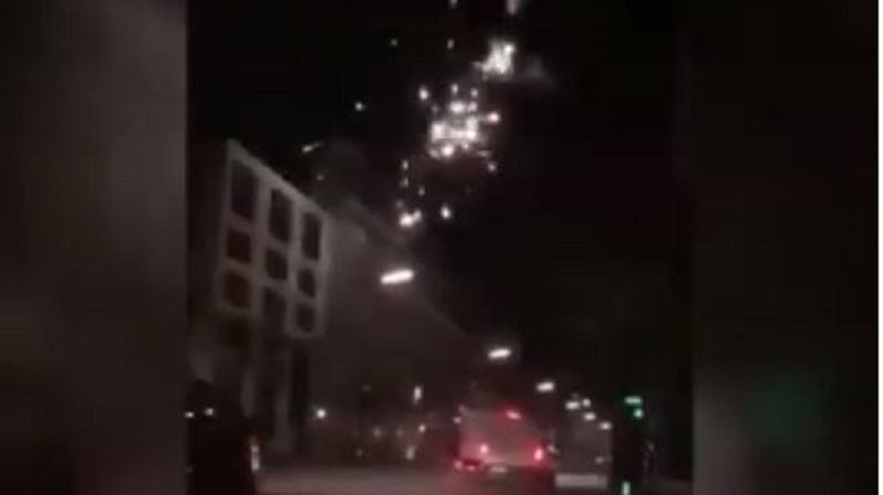 Pokaz fajerwerków przed hotelem w Hamburgu, w którym zatrzymała się drużyna RB Lipsk
