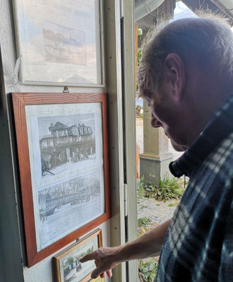 Na ścianach zobaczyć można różne fotografie, grafiki czy dokumenty