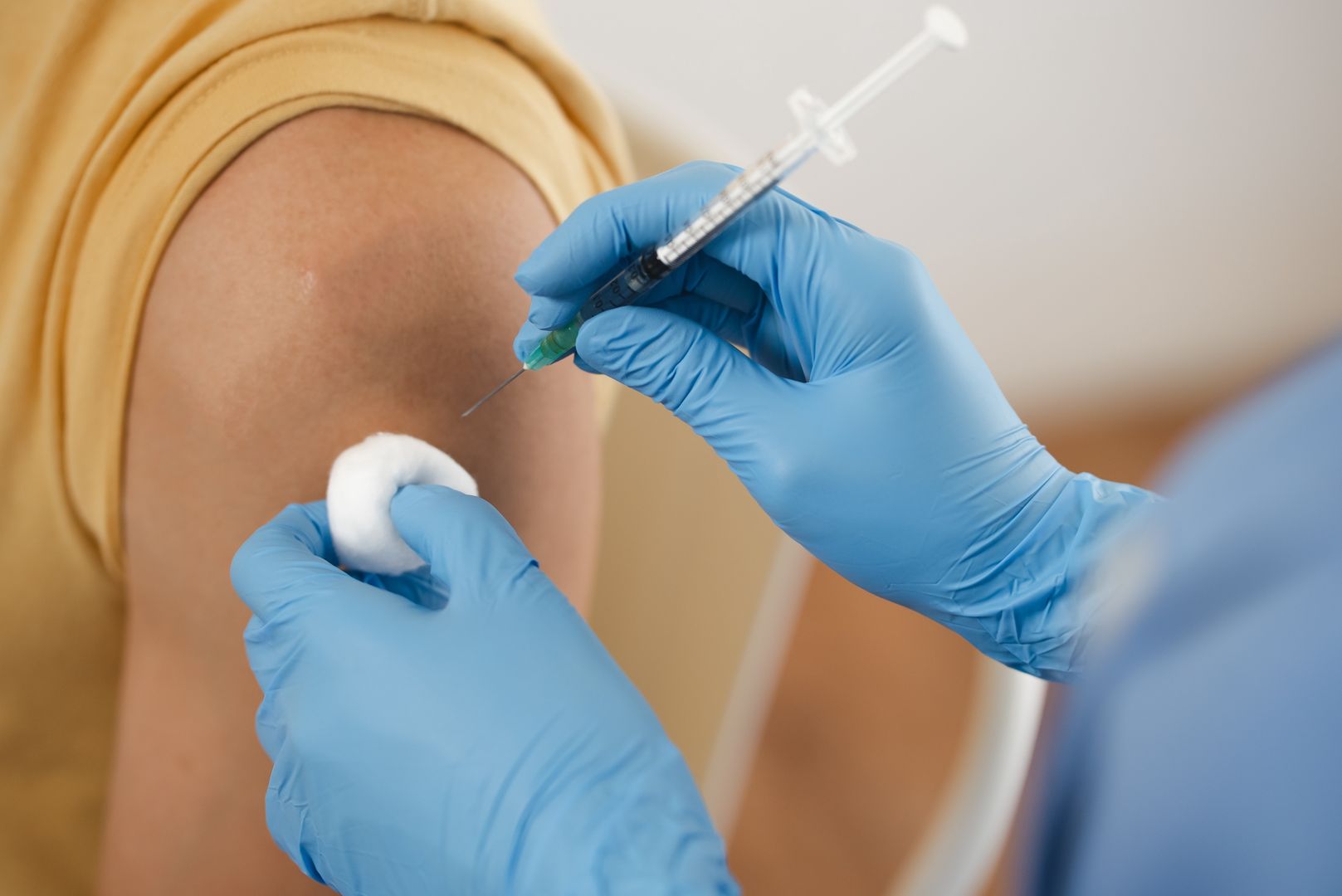 Eksperci nie wykluczają nawet czwartej dawki szczepionki przeciw COVID-19