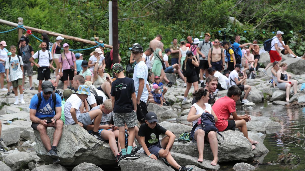 Tłumy nad Morskim Okiem w Tatrach