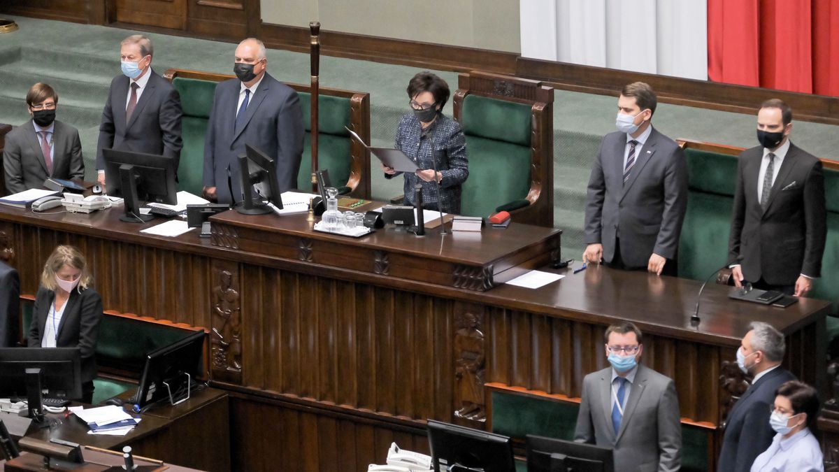 Warszawa, 15.09.2021. Marszałek Sejmu Elżbieta Witek (C) na sali plenarnej Sejmu w Warszawie, 15 bm. Posłowie zajmą się min. projektami ustaw zapowiadanymi w ramach Polskiego Ładu. Sejm ma również przeprowadzić drugie czytanie pilnego rządowego projektu ustawy o rekompensacie dla przedsiębiorców z obszaru objętego stanem wyjątkowym. (jm) PAP/Mateusz Marek