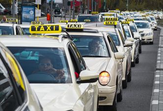 Taksówką z firmy do domu bez PIT, ale bilet autobusowy już z podatkiem