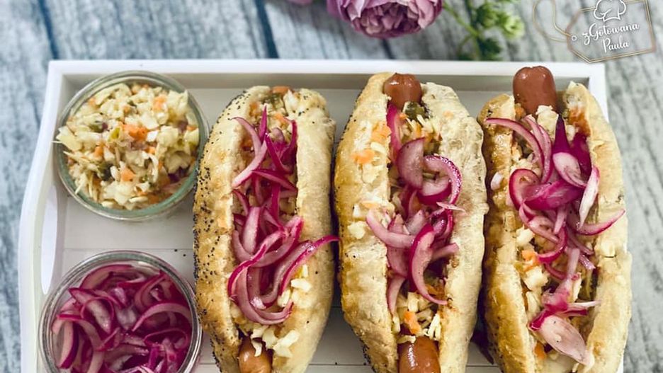 Hot dogi z surówka i marynowaną cebulą