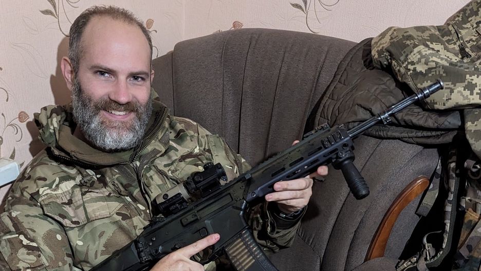Brytyjski ochotnik w Ukrainie pozuje ze swoim karabinkiem Grot C16 FB-A1 z 2019 r.