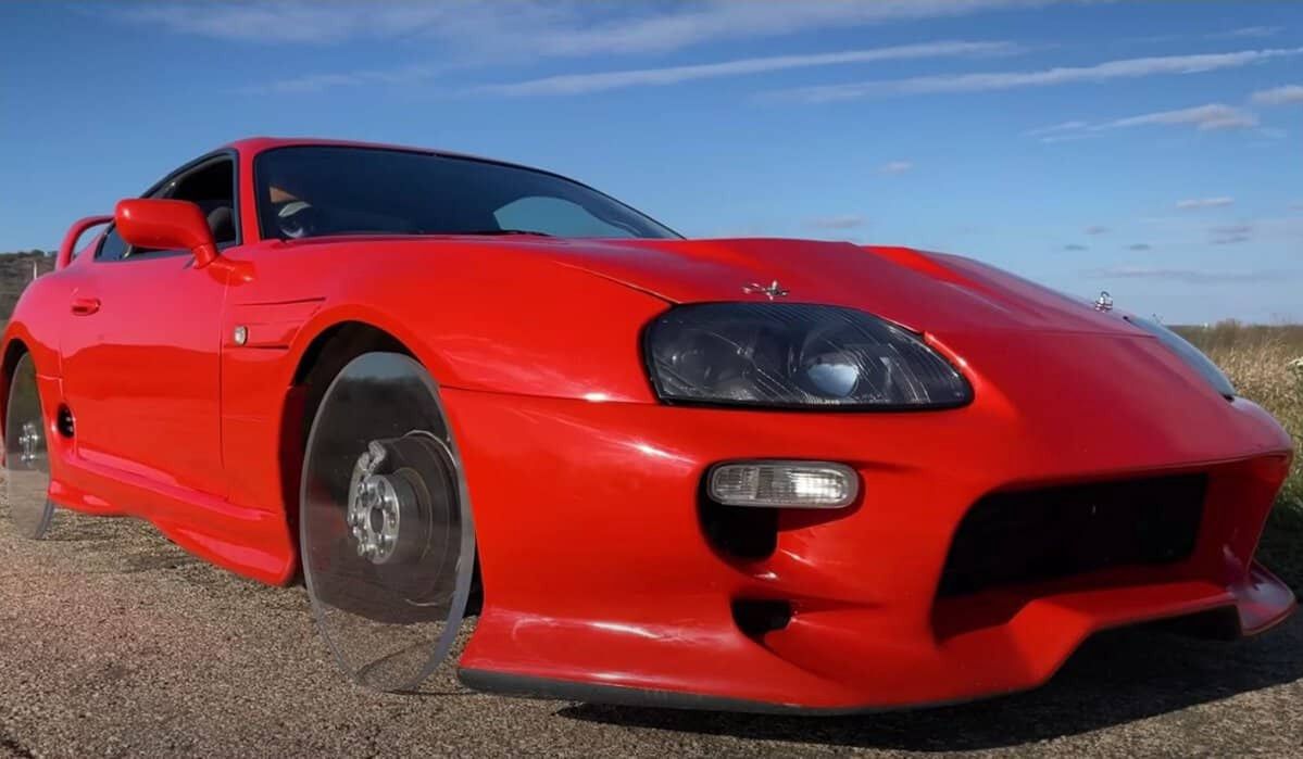 Toyota supra potrafi jeździć bez kół? Tak by się mogło wydawać