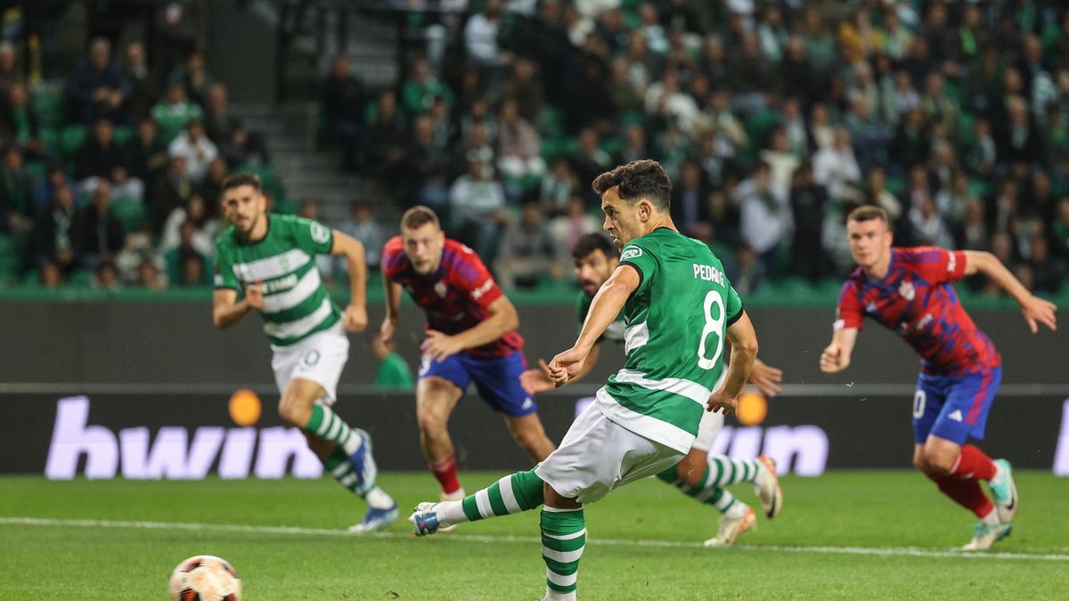 Pedro Goncalves wykorzystuje rzut karny w meczu Sporting - Raków