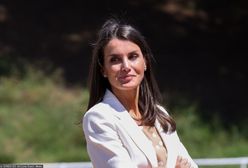 Królowa Letizia cała w bieli. Postawiła na bardzo modny wzór i nie zapomniała o obowiązkowym dodatku