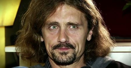Gienek nadal gra na ulicy!