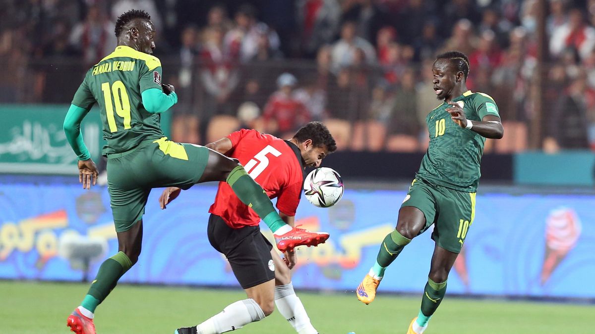 PAP/EPA / KHALED ELFIQI / Na zdjęciu: Hamdy Fathy (w środku) walczy o piłkę z Sadio Mane (z prawej) i Famara Diedhiou
