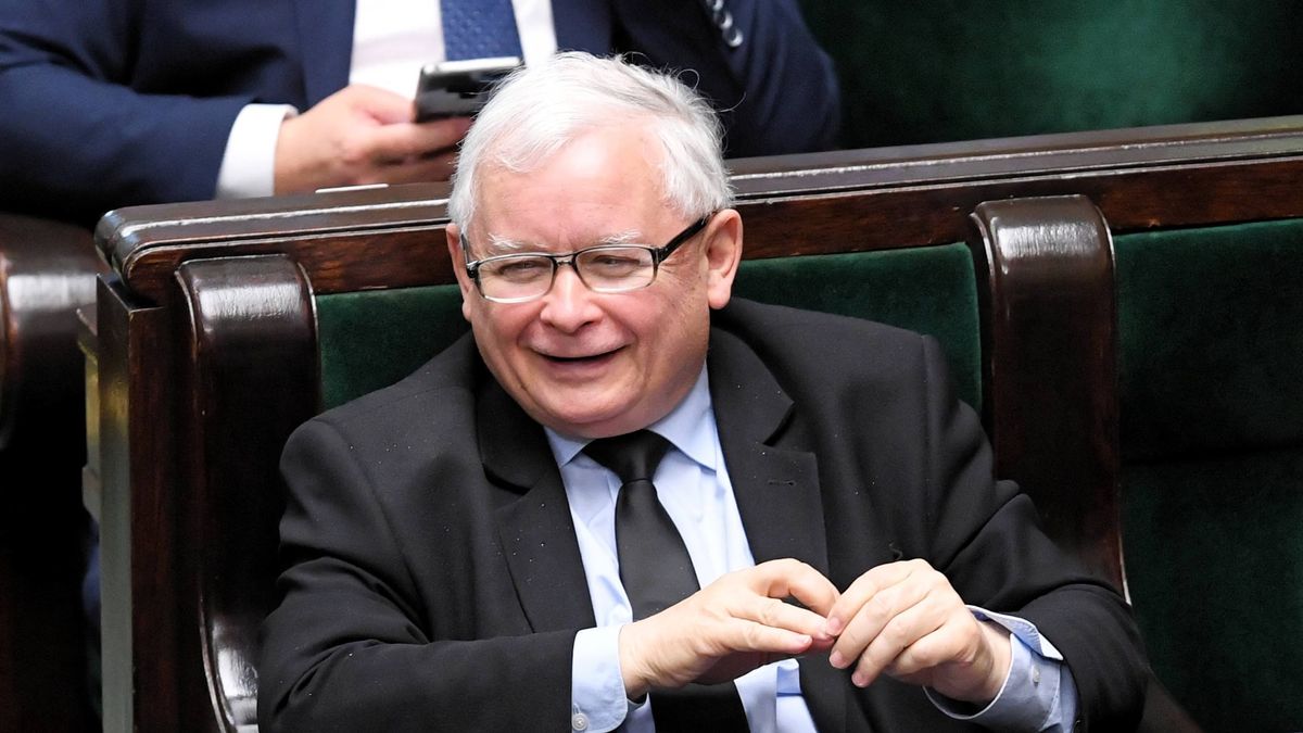 Koalicja rządowa Jarosława Kaczyńskiego może liczyć na połowę mandatów