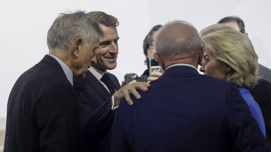 France?s President Emmanuel Macron (2L) speaks to delegates ahead of the family picture during the G20 Leaders' Summit at the Nasrec Expo Centre in Johannesburg, South Africa, 22 November 2025. World leaders are gathering in South Africa, the host of this year's G20 Leaders' Summit on 22 and 23 November 2025, to discuss the global economy, development and financing. EPA/GIANLUIGI GUERCIA / POOL Dostawca: PAP/EPA.