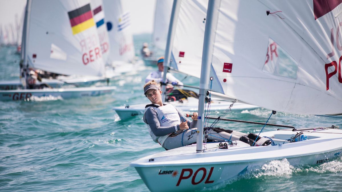 Materiały prasowe / Tomas Moya / Sailing Energy / World Sailing / Na zdjęciu: Wiktoria Gołębiowska na jachcie olimpijskiej klasy Laser Radial