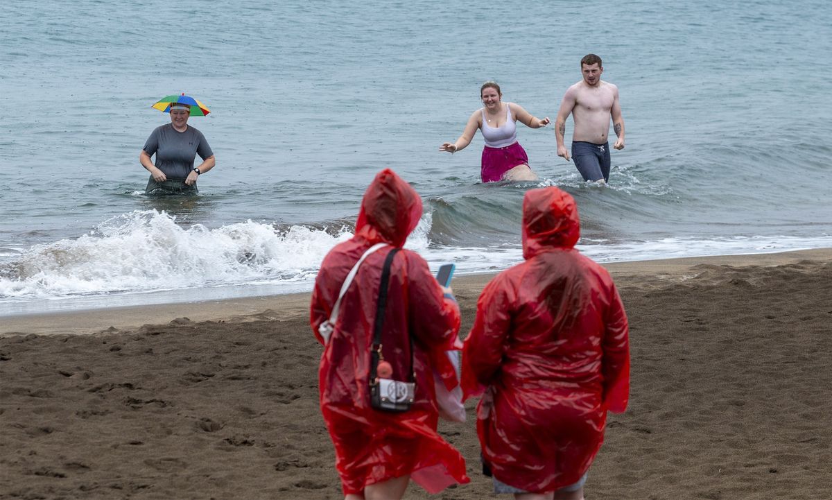 Turyści na Lanzarote kąpią się mimo deszczu