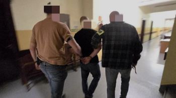 Wyłamał drzwi i napadł na domowników. To wszystko dla 100 złotych. 26-latkowi z Rudzińca grozi długa odsiadka