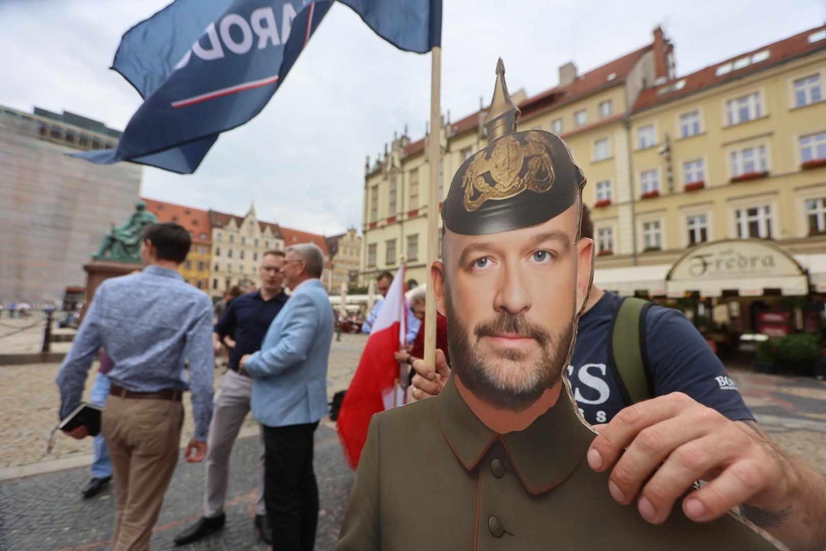 Podczas konferencji prasowej Młodzieży Wszechpolskiej obok uczestników stanęła tekturowa podobizna prezydenta Jacka Sutryka w pikielhaubie z tabliczką „Breslau”.
