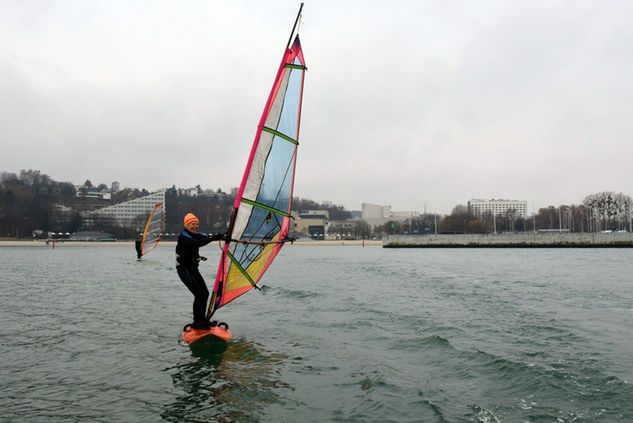 89-letni windsurfer nie boi się nawet kąpieli w lodowatym Bałtyku (fot. Marek Urbaniak)