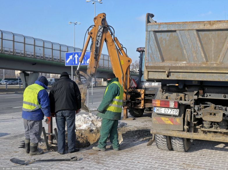 Sposób na kombinatorów. Wpuszczają dym w kanały