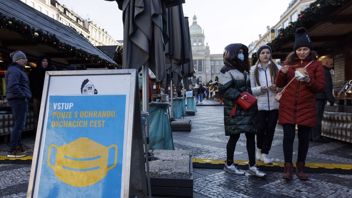 Czechy rezygnują z obowiązku okazywania certyfikatów covidowych przy korzystaniu z części usług. Francja planuje zrezygnować z nich do lipca. 
