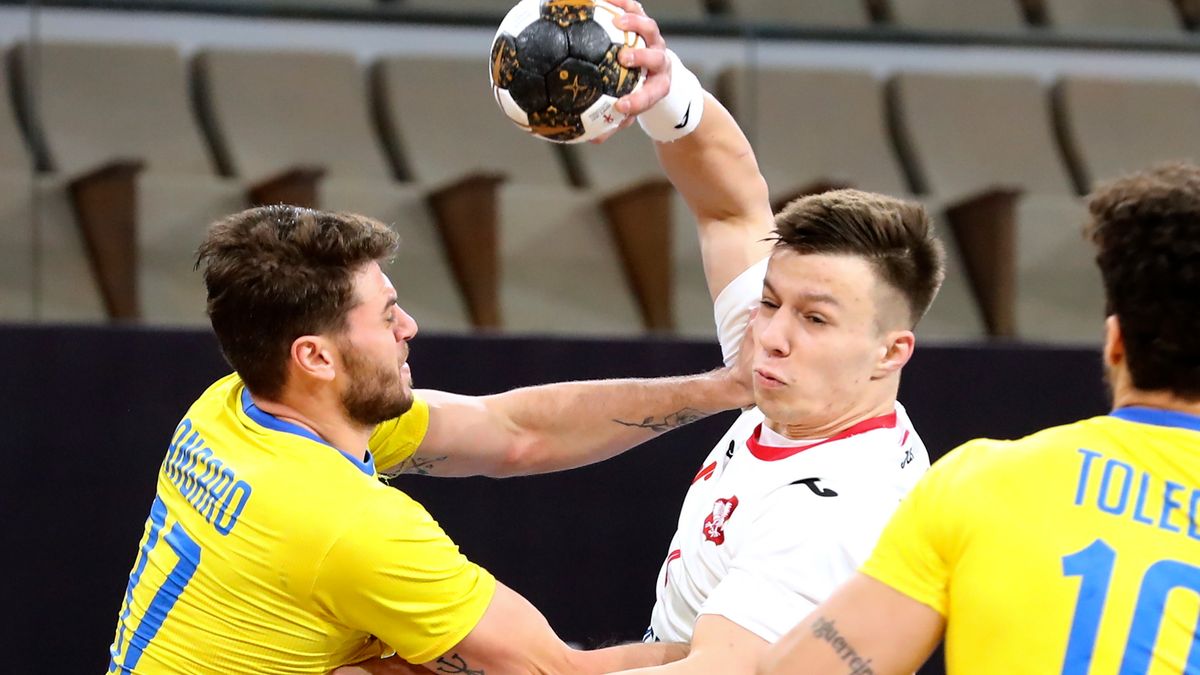 PAP/EPA / Khaled Elfiqi / POOL / Na zdjęciu: Michal Olejniczak (z piłką)