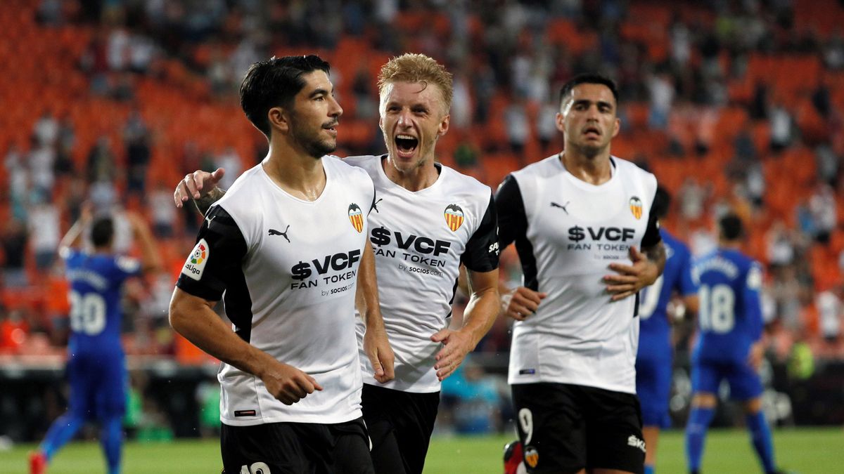 piłkarze Valencia CF cieszą się z gola