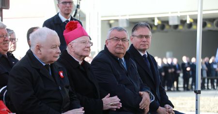 Przedstawiciel KE niedopuszczony do głosu. Rząd odpowiada na zarzuty