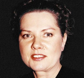 Była żoną doktora Lubicza. W prawdziwym życiu przegrała z bólem i samotnością