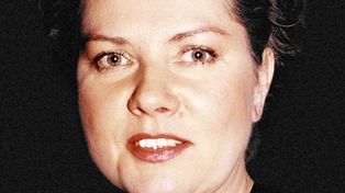 Była żoną doktora Lubicza. W prawdziwym życiu przegrała z bólem i samotnością