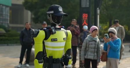Chiny testują nowego robota. Steruje ruchem i wykrywa wykroczenia