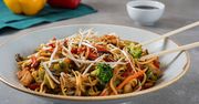 Makaron z kurczakiem i warzywami. Jak z chińskiego baru. Przygotujesz go w kilka chwil