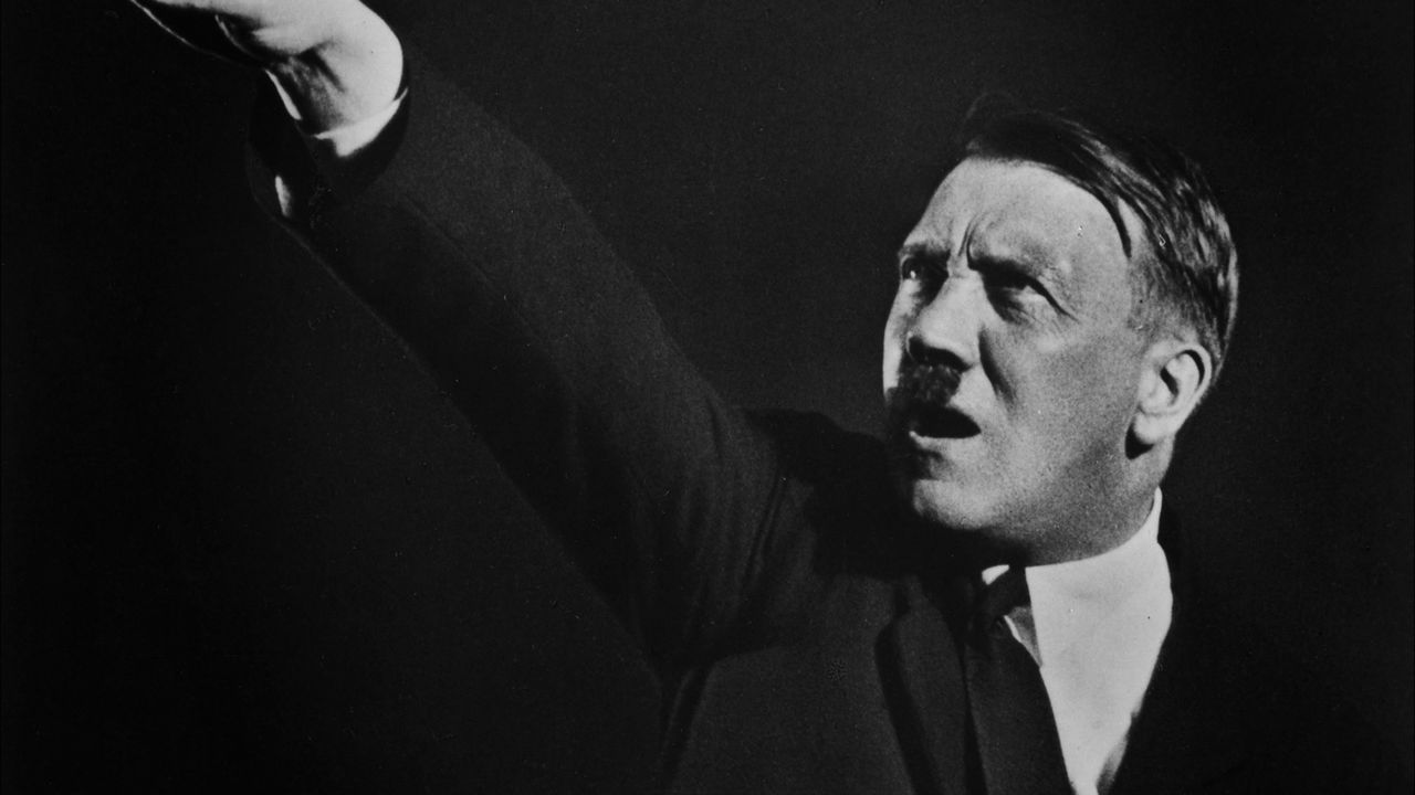 Adolf Hitler budował swoją pozycję płomiennymi przemówieniami