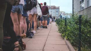 "Stoją w długiej kolejce". Zarobki? Proponują 160 zł za dzień