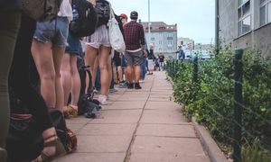 "Stoją w długiej kolejce". Zarobki? Proponują 160 zł za dzień