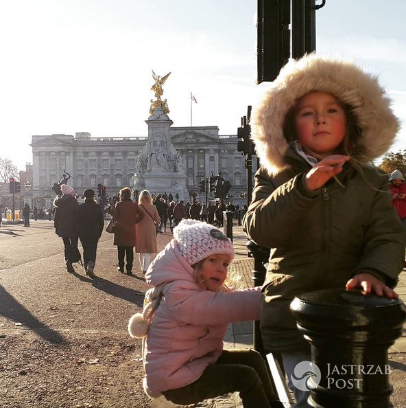 Dzieci Anny Kalczyńskiej pod Pałacm Buckingham - Instagram