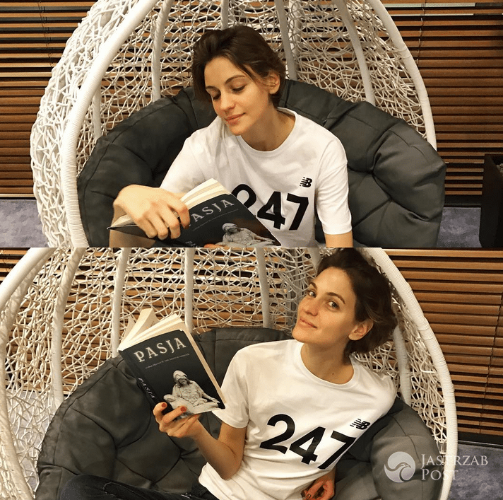 Renata Kaczoruk czyta książkę na lotnisku - Instagram