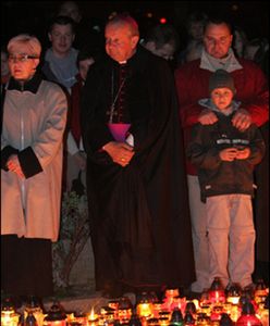 Abp Dziwisz: Cmentarz nie jest końcem życia