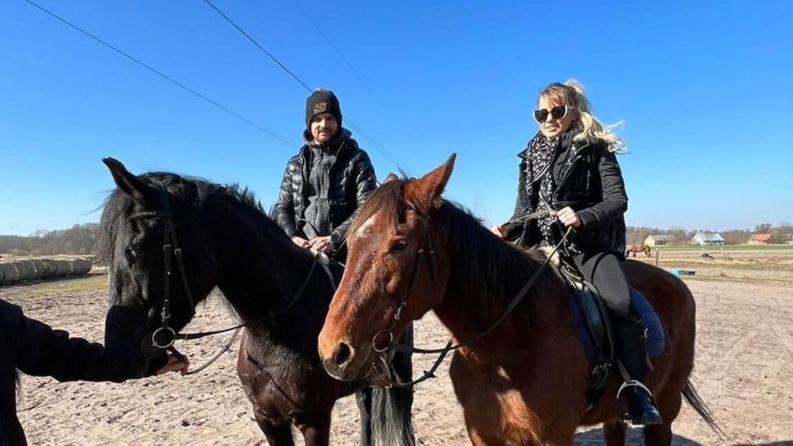 Bartosz Zmerzlik durante un viaje a caballo