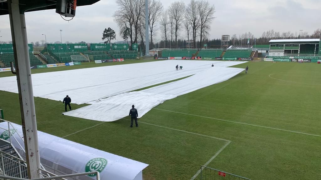 Przygotowania do inauguracji rundy wiosennej na stadionie w Grodzisku Wlkp, gdzie domowe mecze rozgrywa Warta Poznań