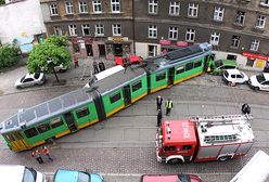 Tramwaj wepchnął auta w budynek - 5 osób rannych