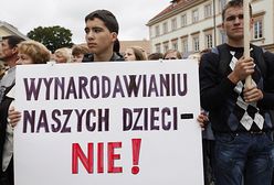 "Niszczą polskie szkoły"; protest przed pałacem prezydenta