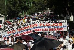 Pięć odciętych głów przed szkołą podstawową