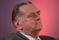 B. premier nie przyjmie zaproszenia prezydenta