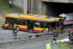 Groźny wypadek w Warszawie - autobus zjechał ze skarpy