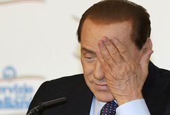 Berlusconi tłumaczy się z pocałowania Kadafiego w rękę